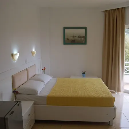Hotel Saranda 3* סרנדה